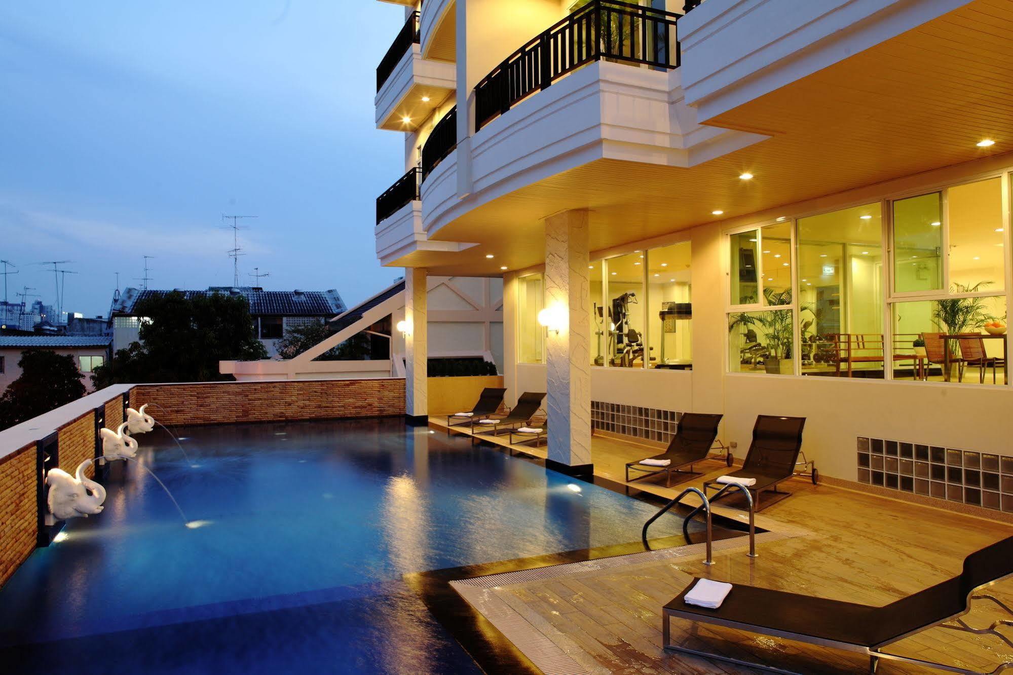 Patio Bts Sanam Pao 4*